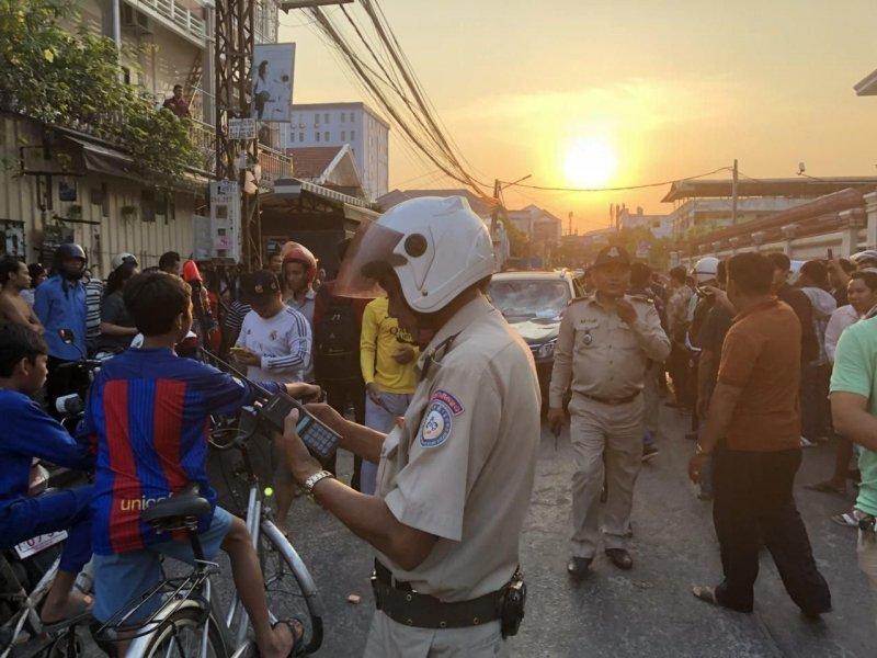 В Камбодже толпа остановила автомобиль виновника ДТП и закидала камнями