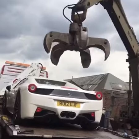 Ferrari 458 Spider рвут на куски