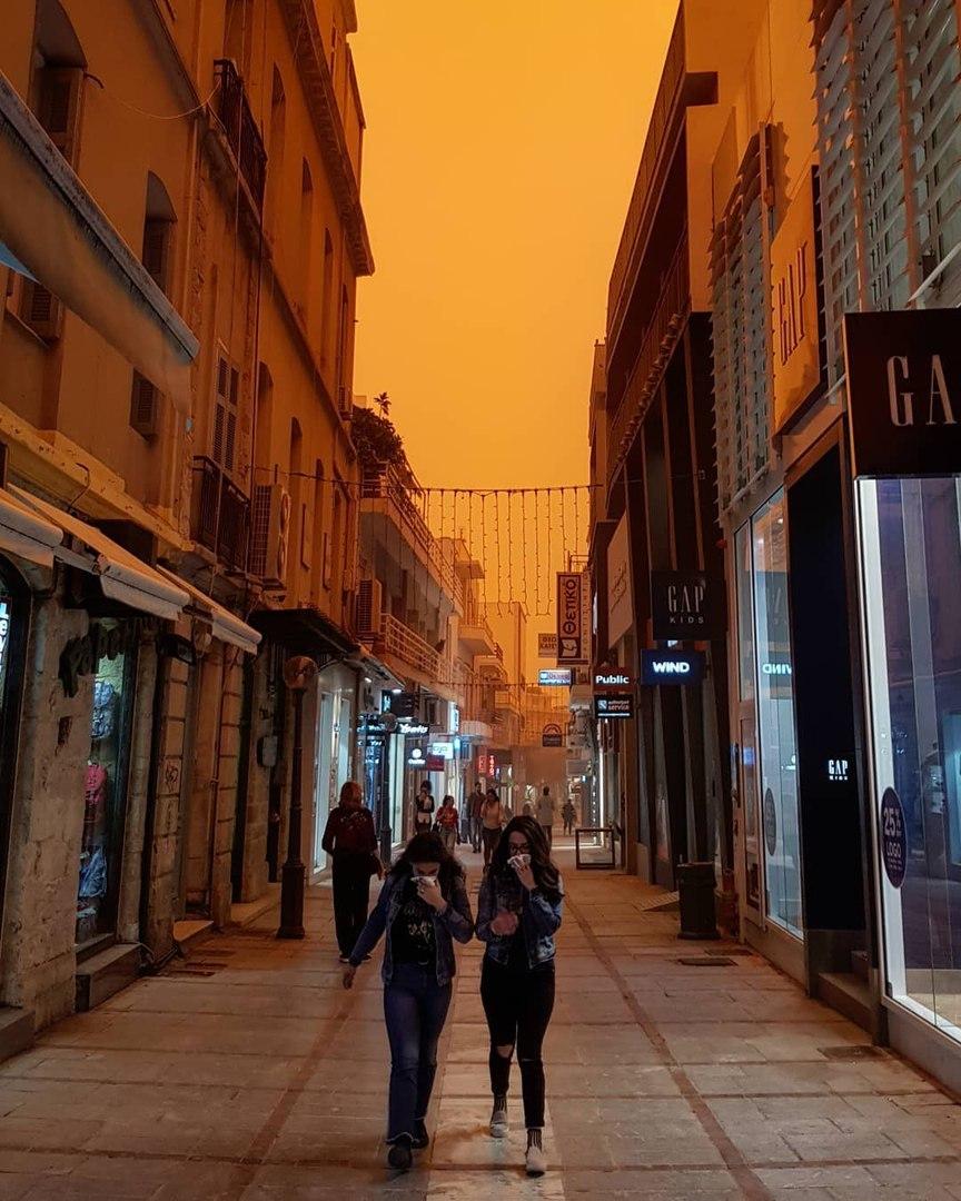 Остров Крит поглотила африканская пыль, и теперь он скорее похож на декорации фильма «Бегущий по лезвию 2049