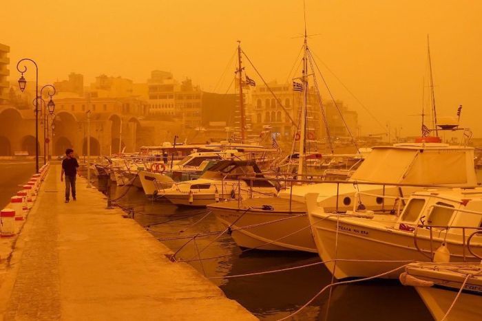 Остров Крит поглотила африканская пыль, и теперь он скорее похож на декорации фильма «Бегущий по лезвию 2049