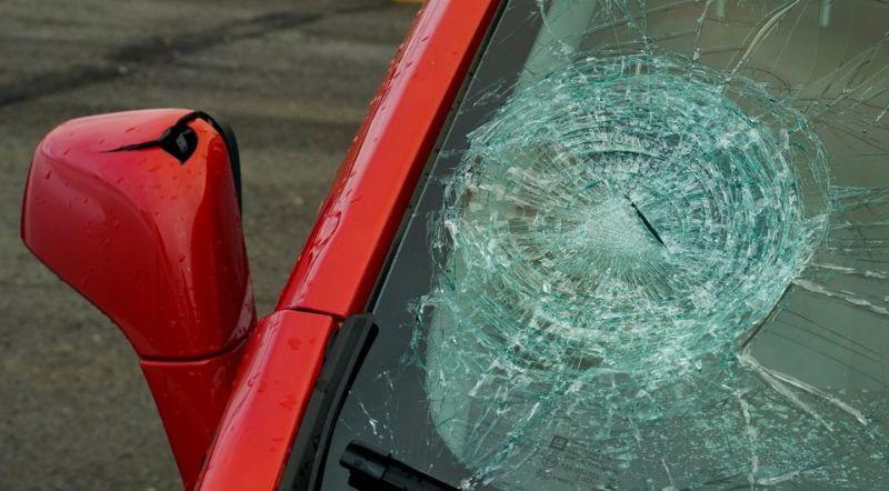 Град размером с бейсбольный мяч обрушился на автосалон и разбил 380 новых машин