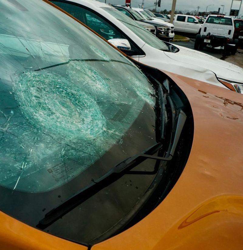 Град размером с бейсбольный мяч обрушился на автосалон и разбил 380 новых машин