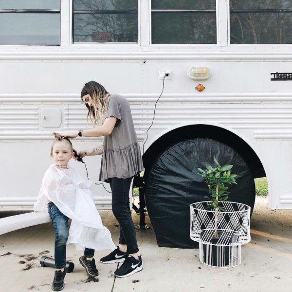 Родители превратили школьный автобус в дом на колесах, чтобы путешествовать со своими четырьмя детьми