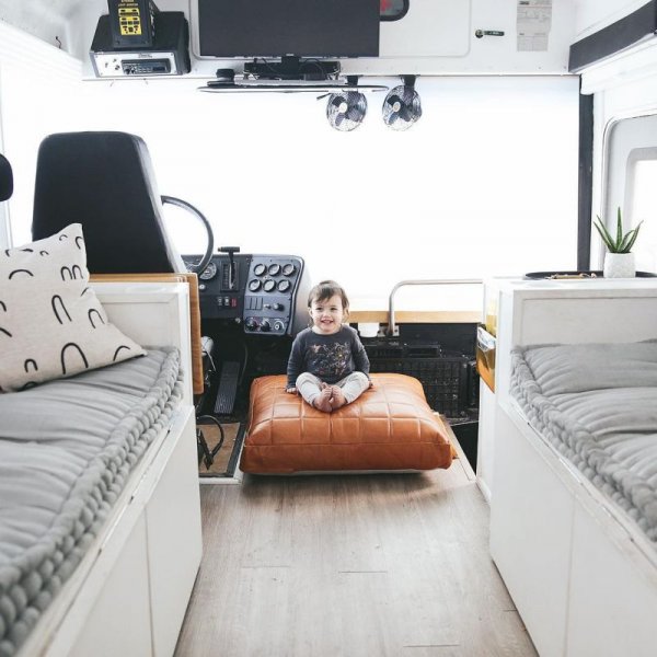 Родители превратили школьный автобус в дом на колесах, чтобы путешествовать со своими четырьмя детьми