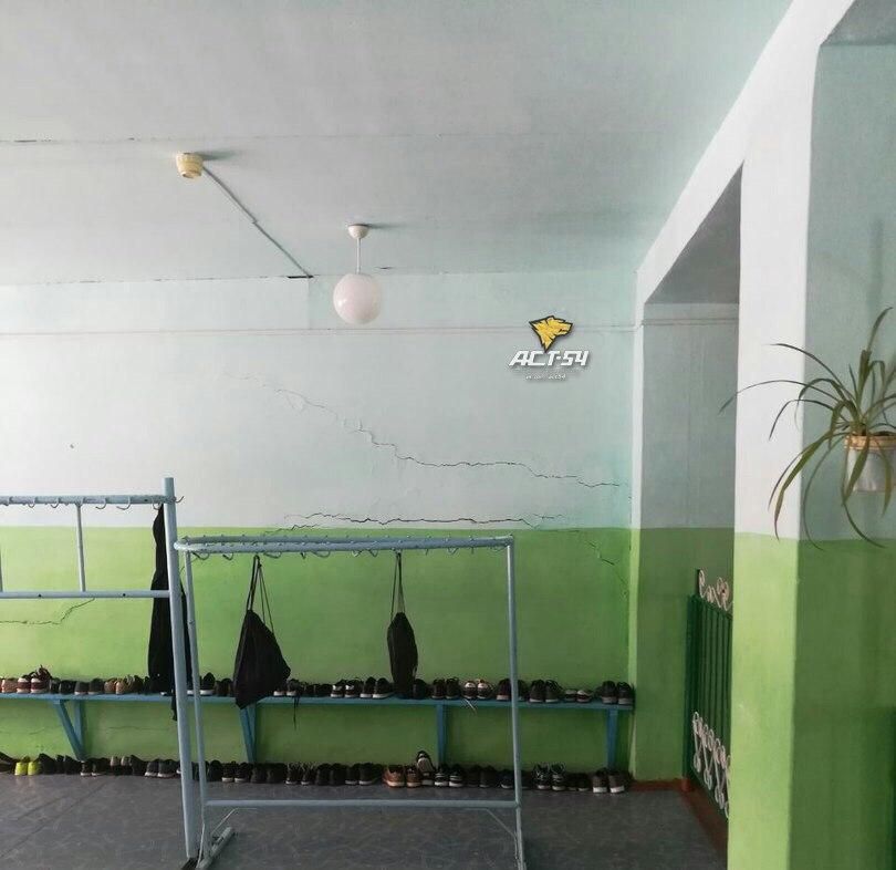 В школе Новосибирской области упала стена