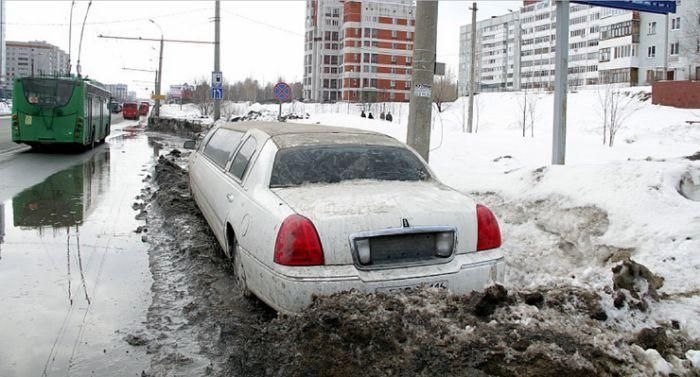 В Казани с началом таяния снега проклюнулся лимузин