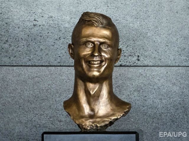 Автор скульптуры-мема Криштиану Роналду сделал второй бюст футболиста