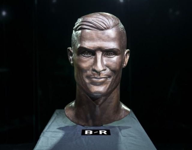 Автор скульптуры-мема Криштиану Роналду сделал второй бюст футболиста
