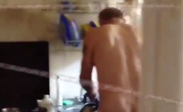Москвич разгуливает голым по коммунальной квартире, чтобы выжить свою соседку