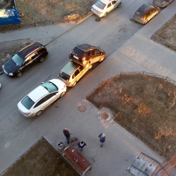 Неадекват в Мурино таранил автомобили во дворе
