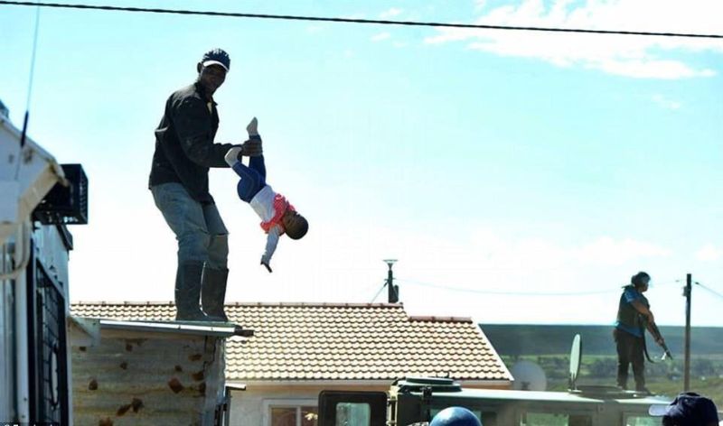 Приз «Отец года» получает оппозиционер, бросивший шестимесячную дочь с крыши дома