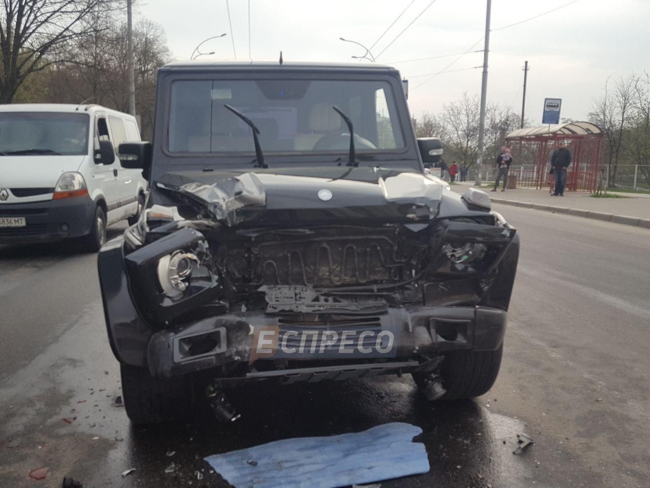 В Киеве пьяный автомойщик разбил Гелендваген клиента