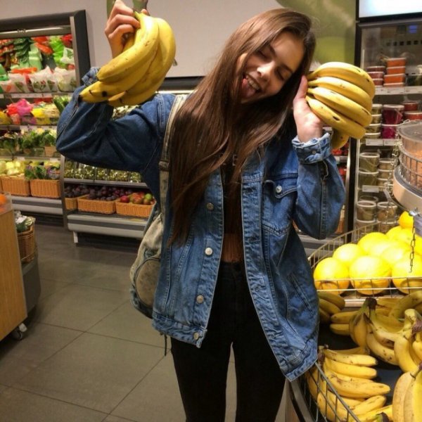 Девушки и желтый фрукт