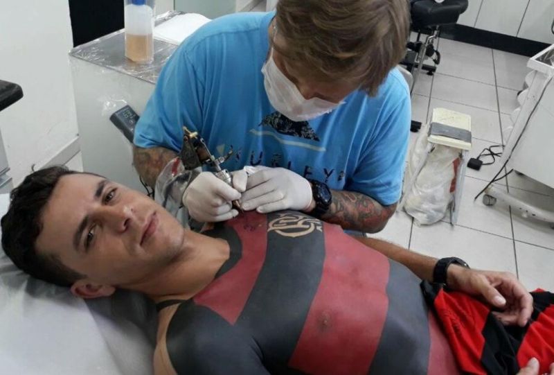 Бразильский фанат сделал татуировку в виде футболки любимой команды