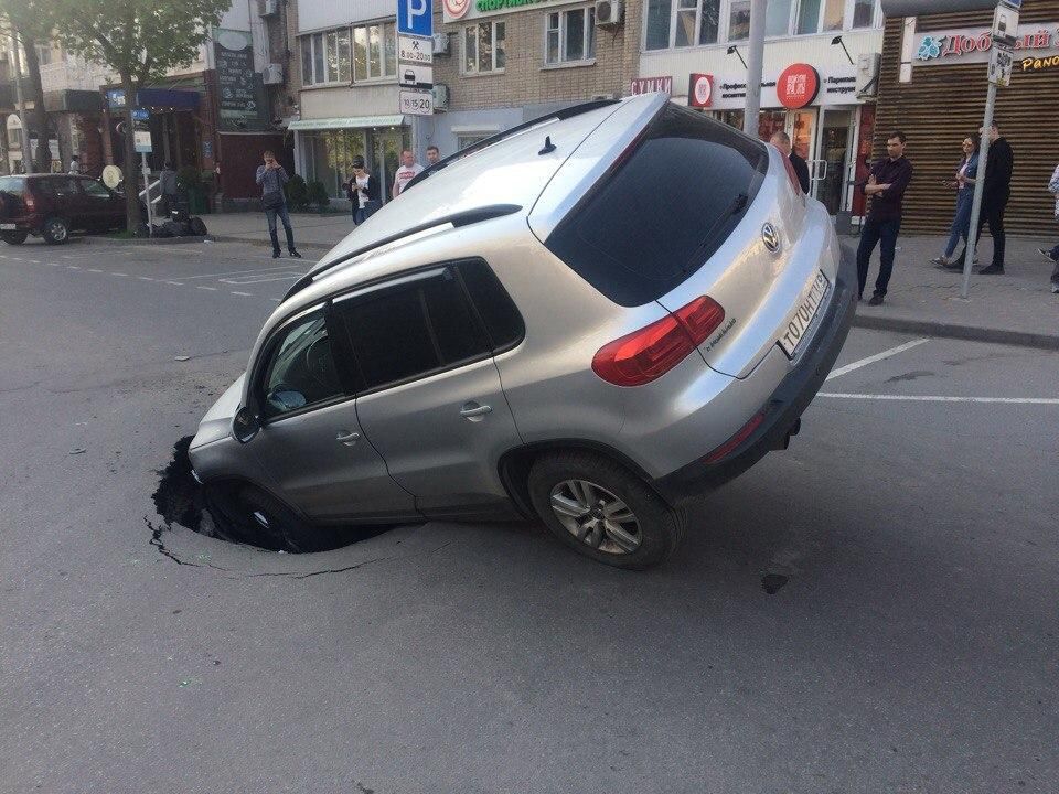 В центре Ростова под асфальт провалился кроссовер