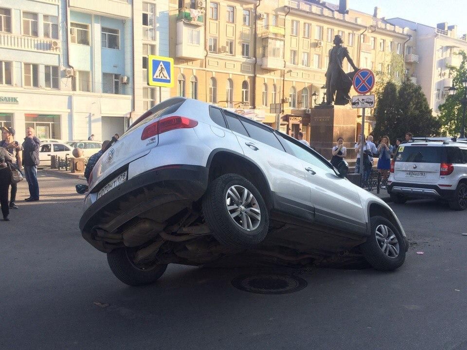 В центре Ростова под асфальт провалился кроссовер