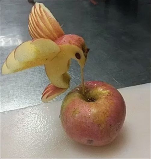 Колибри, сделанная из яблока