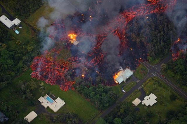 На Гавайях извергающийся вулкан Килауэа уничтожает все вокруг