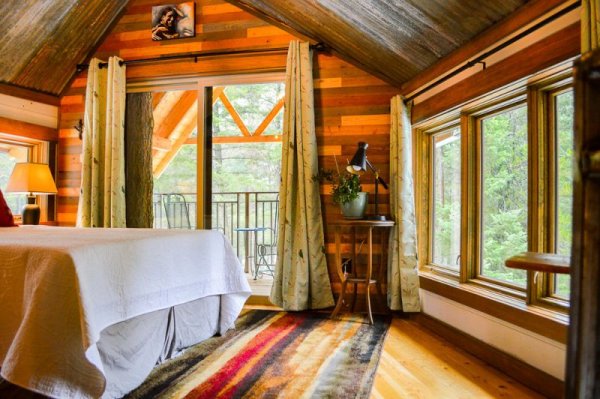 Уютный отель на деревьях с роскошными спальнями, кухней и ванной комнатой