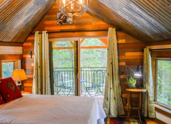 Уютный отель на деревьях с роскошными спальнями, кухней и ванной комнатой