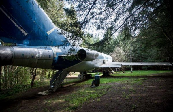 Американец купил старый Boeing за $220 000 и живет в нем в орегонском лесу