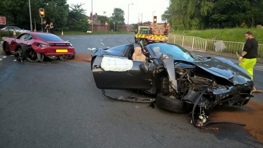 В Англии участники аварии разбили авто на 300000 долларов и сбежали с места ДТП