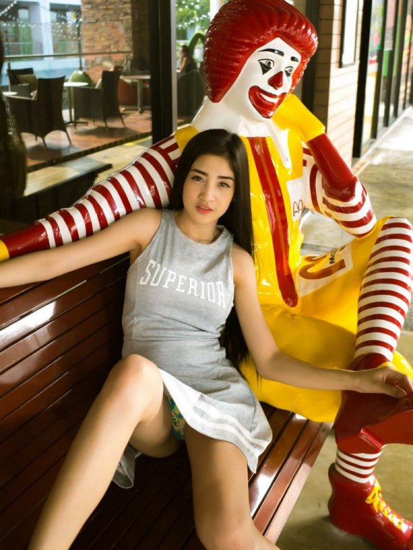 Тайская модель похулиганила в McDonald's и это не понравилось представителям закусочной