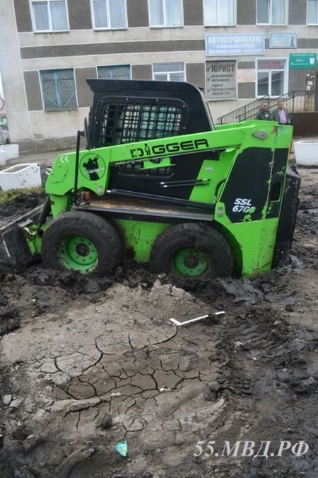 В Омской области мужчина угнал погрузчик, чтобы вытянуть застрявший автомобиль, но его план провалился