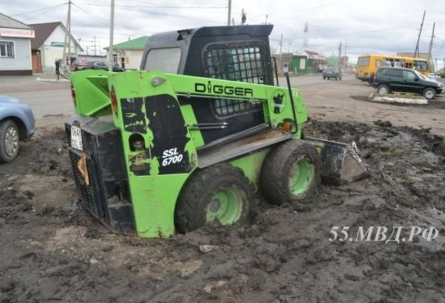 В Омской области мужчина угнал погрузчик, чтобы вытянуть застрявший автомобиль, но его план провалился