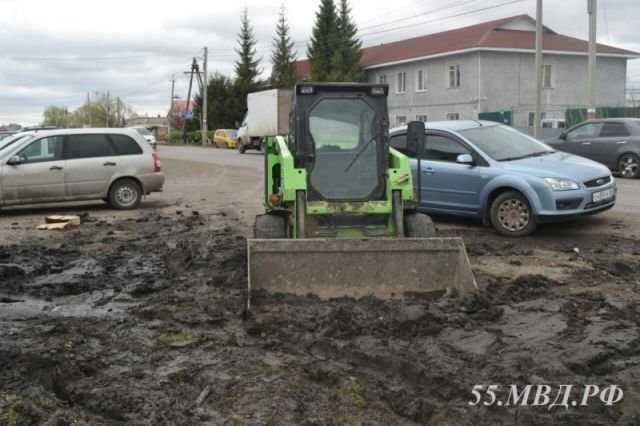В Омской области мужчина угнал погрузчик, чтобы вытянуть застрявший автомобиль, но его план провалился