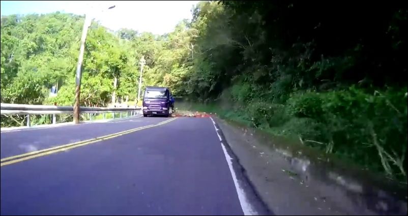 Грузовик рассыпал арбузы на шоссе