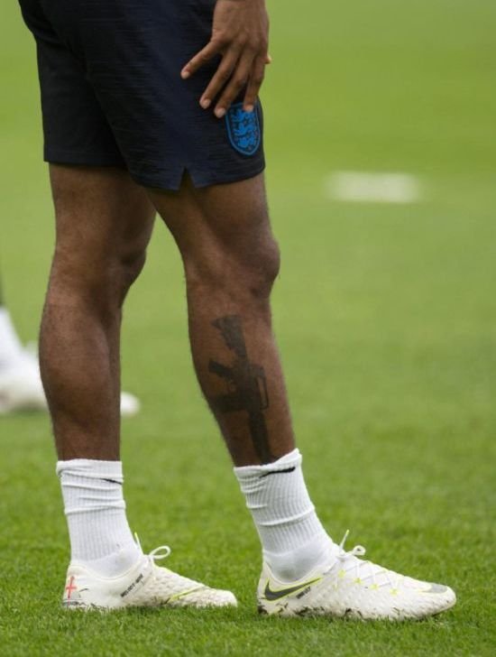 Правозащитники требуют исключить Рахима Стерлинга из сборной Англии по футболу за татуировку