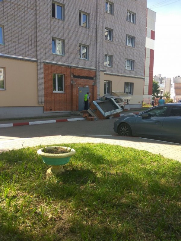 В Смоленске рухнул козырёк подъезда жилого дома... и какой-то невезучий как раз там припарковался. Карма?