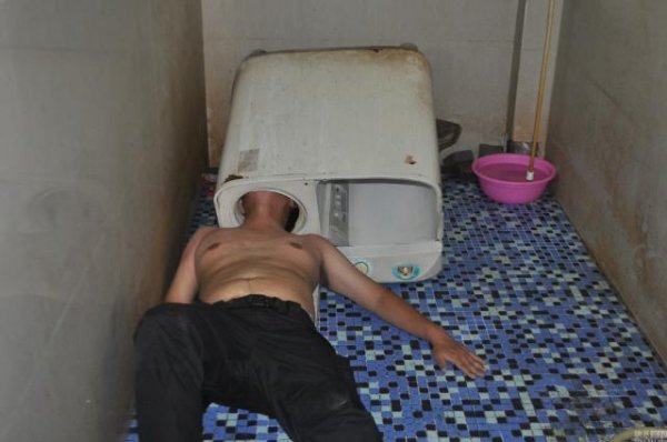 Китаец хотел посмотреть, что там внутри стиральной машины