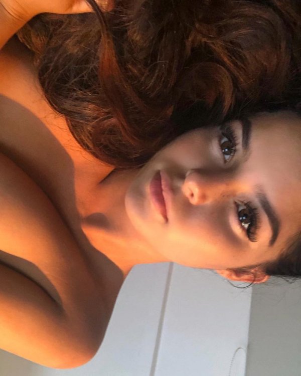 Пышнотелая модель Деми Роуз поделилась снимками в сексуальных купальниках