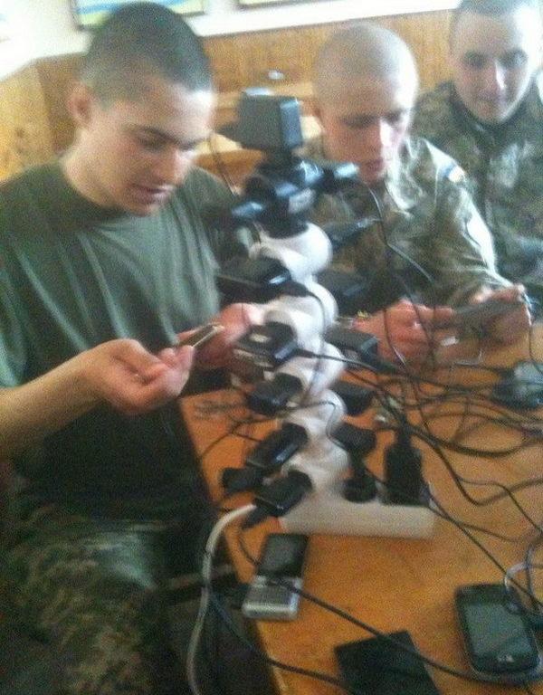 Армейская зарядка - когда одна розетка на роту солдатских телефонов