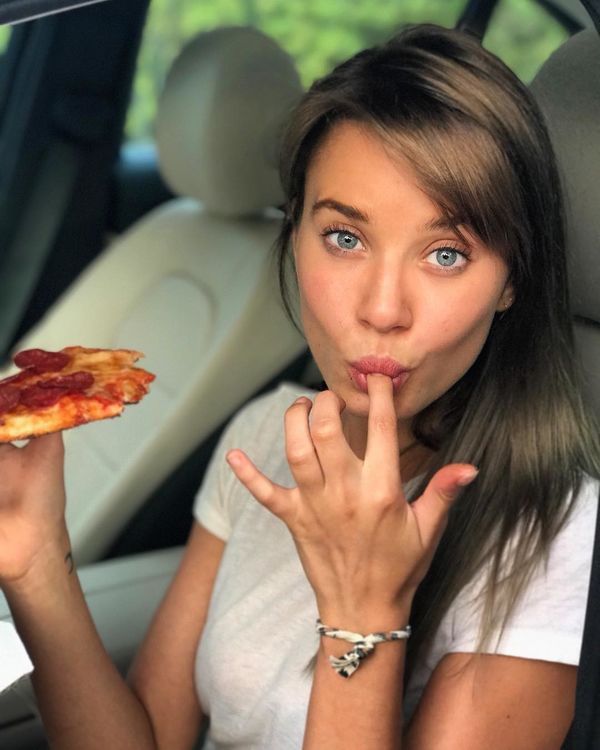 Летние девушки и пицца