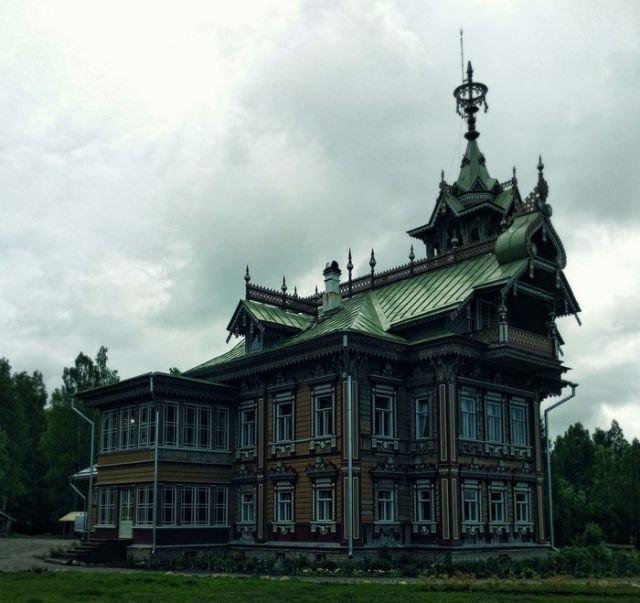 Деревянный терем 19 века в Костромской области