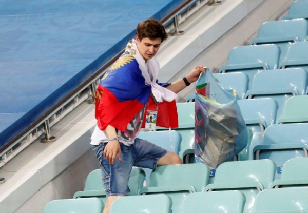 Российские болельщики остались на стадионе, чтобы прибраться после матча