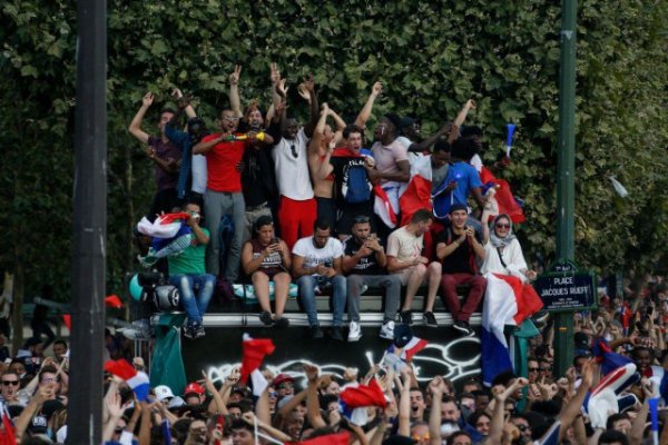 Франция празднует победу своей сборной
