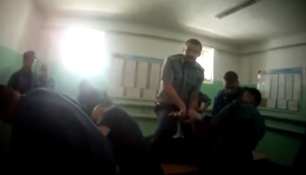 Запись с видеорегистратора: сотрудники ФСИН пытают заключенного