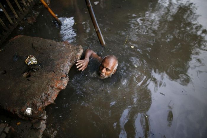 Худшая работа в мире: чистильщик канализации в Бангладеш