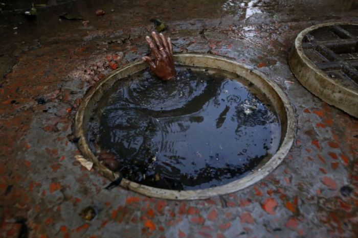 Худшая работа в мире: чистильщик канализации в Бангладеш