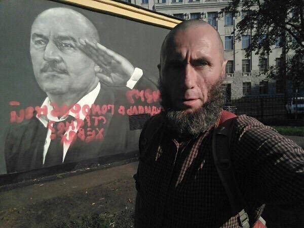 В Питере ЛГБТ-активист испортил граффити с Сергеем Бодровым, подписав: "В чем сила, брат? В ЛГБТ!