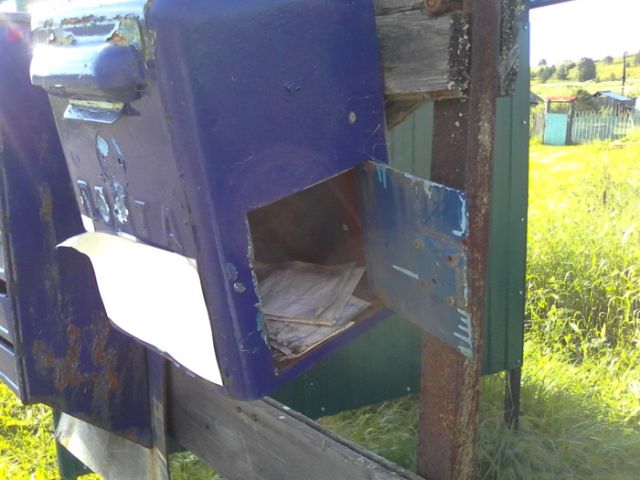 Забытый почтовый ящик с письмами внутри