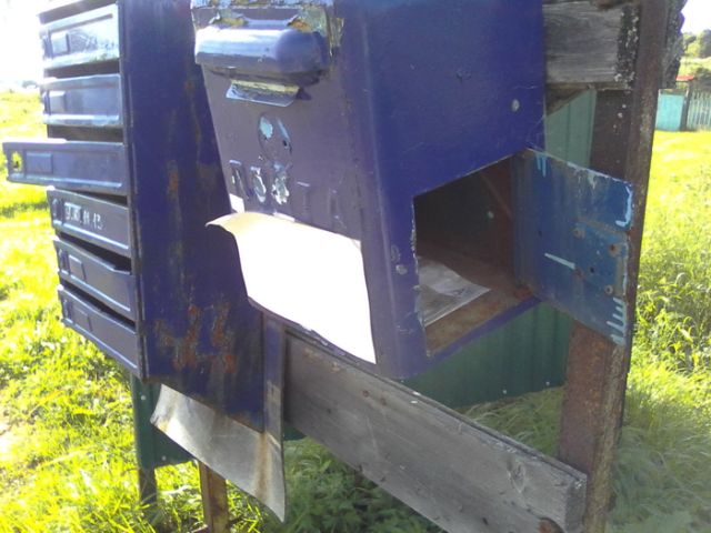 Забытый почтовый ящик с письмами внутри