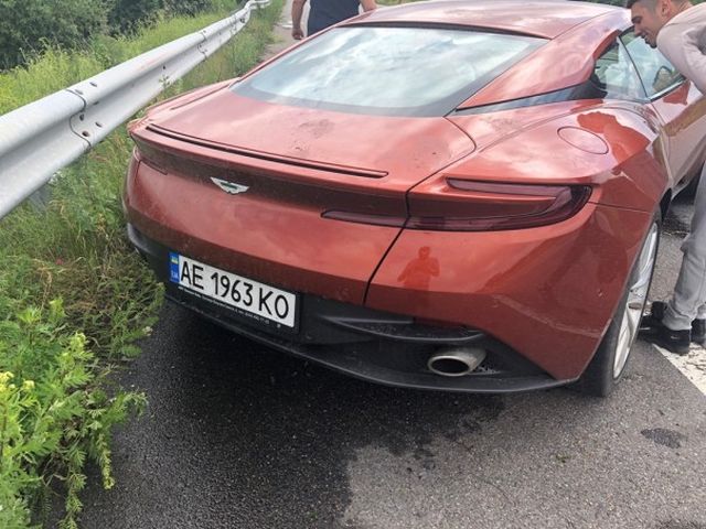 Владелец оставил на трассе Aston Martin DB11 с оригинальной запиской после аварии