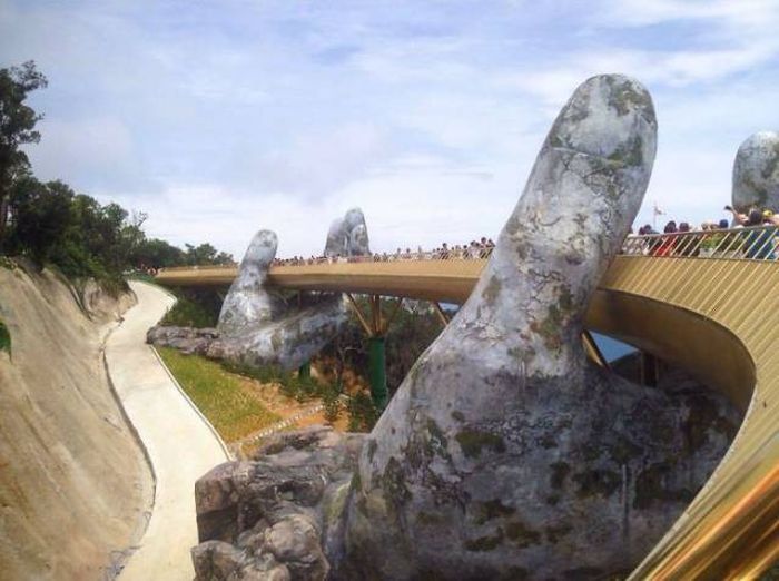 Вьетнамский мост на двух "человеческих" ладонях
