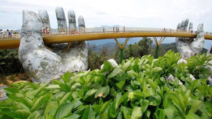 Вьетнамский мост на двух "человеческих" ладонях