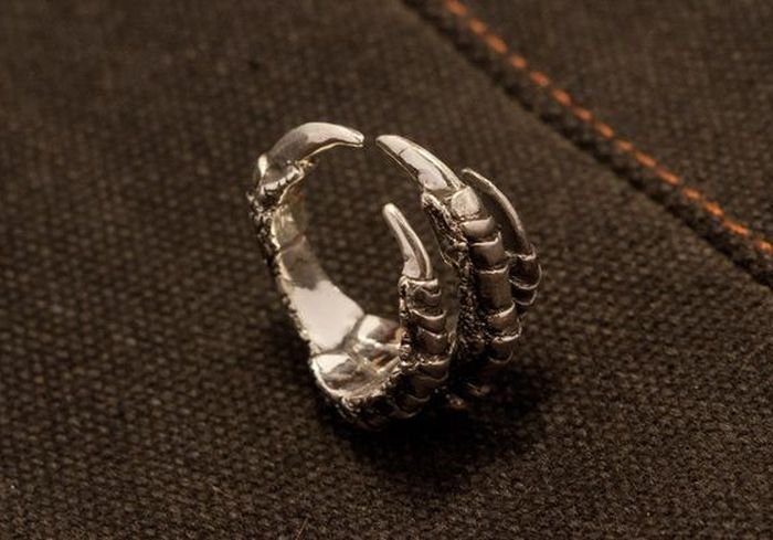 Серебряное кольцо лапы вороны